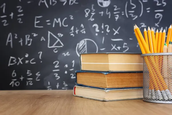 数式と黒板の前に鉛筆や本 教育の概念 — ストック写真