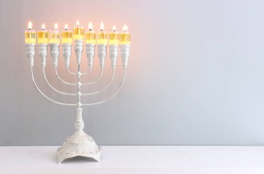 Menoralı Yahudi bayramı Hanuka resmi (geleneksel şamdanlar) ve mumlar
