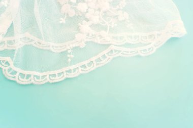 Beyaz, narin dantelli kumaşın arka planı, klasik tonlu.