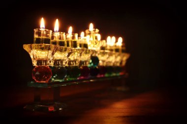Yahudi bayramı arkaplan resmi kristal menorah (geleneksel şamdan) ve yağ mumları ile
