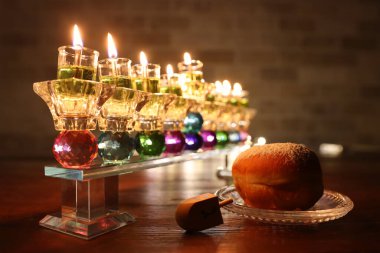 Yahudi bayramı arkaplan resmi kristal menorah (geleneksel şamdan) ve yağ mumları ile