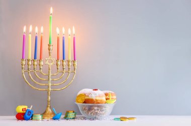 Menorah (geleneksel şamdan), dönen top ve mumlarla Yahudi bayramı Hanuka arkaplan resmi