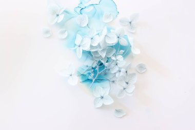 Sanatsal mürekkep arkaplanındaki mavi ortanca çiçeklerinin yaratıcı görüntüsü. Kopyalama alanı olan üst görünüm