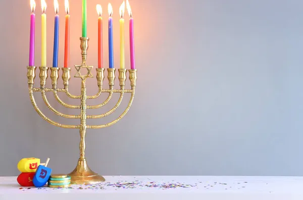 Religijny Obraz Żydowskiego Święta Chanuka Tło Menorą Tradycyjny Kandelabra Spinning — Zdjęcie stockowe