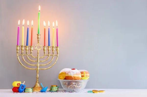 ユダヤ教の休日のイメージMenorah 伝統的な燭台 とハヌカの背景は 上とろうそくを回転 — ストック写真