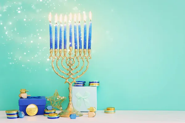 犹太节日光明节的宗教图像 背景与传统烛台 旋转顶部和蜡烛 — 图库照片