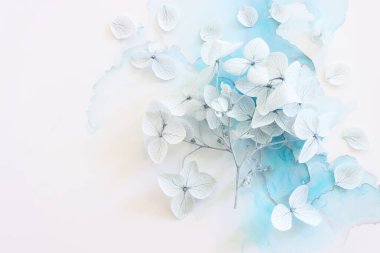 Sanatsal mürekkep arkaplanındaki mavi ortanca çiçeklerinin yaratıcı görüntüsü. Kopyalama alanı olan üst görünüm