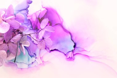 Sanatsal arkaplanda pembe ve mor ortanca çiçeklerinin yaratıcı görüntüsü. Kopyalama alanı olan üst görünüm