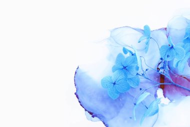 Sanatsal mürekkep arkaplanındaki mavi ortanca çiçeklerinin yaratıcı görüntüsü. Kopyalama alanı olan üst görünüm