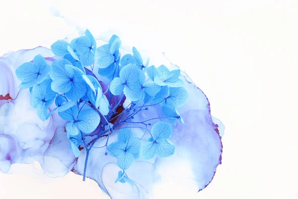 蓝色海德拉花在艺术油墨背景上的创意形象 带有复制空间的顶部视图 — 图库照片