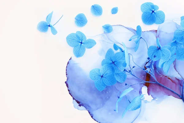 Creatief Beeld Van Blauwe Hortensia Bloemen Artistieke Inkt Achtergrond Bovenaanzicht — Stockfoto