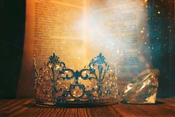 Güzel Kraliçenin Kralın Eski Kitabın Önündeki Resmi Eski Model Filtrelenmiş — Stok fotoğraf