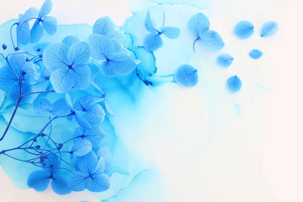 Creatief Beeld Van Blauwe Hortensia Bloemen Artistieke Inkt Achtergrond Bovenaanzicht — Stockfoto