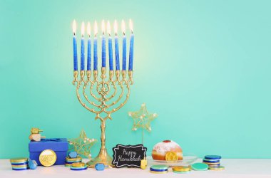 Menorah (geleneksel şamdan), dönen top ve mumlarla Yahudi bayramı Hanuka arkaplan resmi