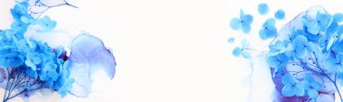 Sanatsal mürekkep arkaplanındaki mavi ortanca çiçeklerinin yaratıcı görüntüsü. Kopyalama alanı olan üst görünüm