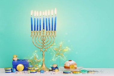 Menorah (geleneksel şamdan), dönen top ve mumlarla Yahudi bayramı Hanuka arkaplan resmi