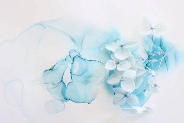 Sanatsal mürekkep arkaplanındaki mavi ortanca çiçeklerinin yaratıcı görüntüsü. Kopyalama alanı olan üst görünüm