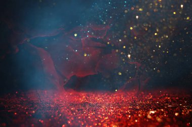 Soyut kırmızı, mavi, altın ve siyah çözünmüş arka plan. bokeh ışıkları