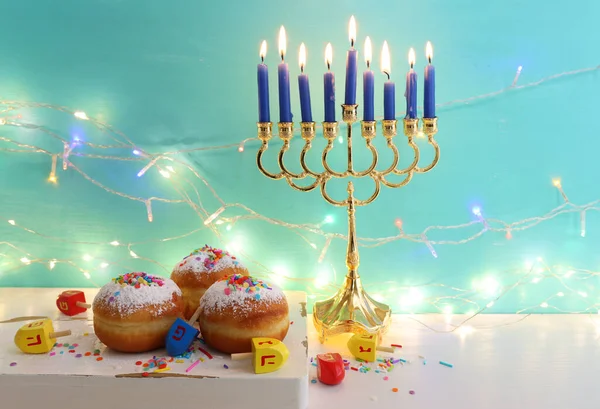 犹太节日光明节的宗教图像 背景与传统烛台 甜甜圈和蜡烛 — 图库照片