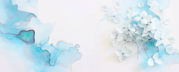Kreatives Bild Von Pastellblauen Hortensienblüten Auf Künstlerischem Tuschgrund Draufsicht Mit — Stockfoto