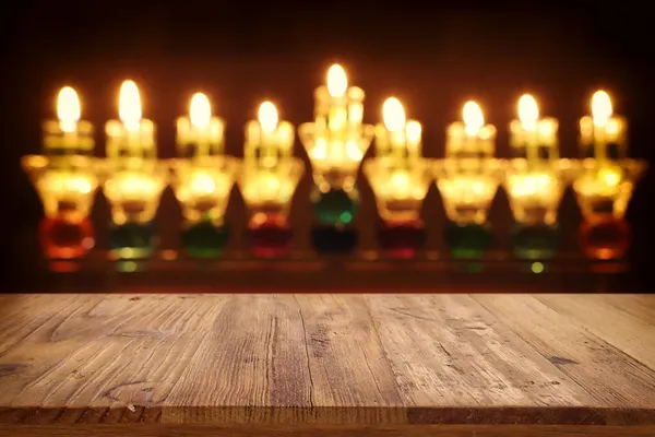 보석같은 하누카를 배경으로 메노라 전통적 촛대라 탁자가 이미지 전시를 — 스톡 사진