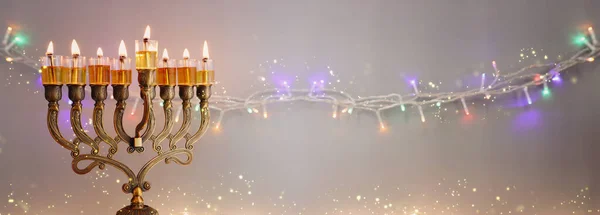 ユダヤ教の休日のイメージメノラ 伝統的なキャンドルラブラ とガーランドグリッターライトを背景にオイルキャンドル — ストック写真