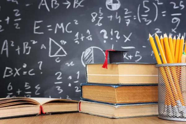 数式と黒板の前に机の上の学校の本 教育の概念 — ストック写真