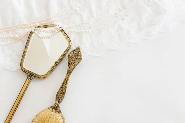 Background White Delicate Lace Fabric Pearls Vintage Hand Mirror — Stock Photo, Image