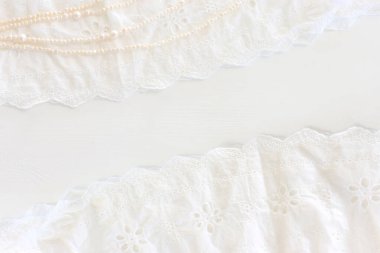 Arka plan beyaz hassas dantel kumaş ve inci