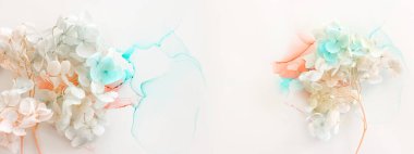 Sanatsal arkaplanda mavi ve pembe ortanca çiçeklerinin yaratıcı görüntüsü. Kopyalama alanı olan üst görünüm