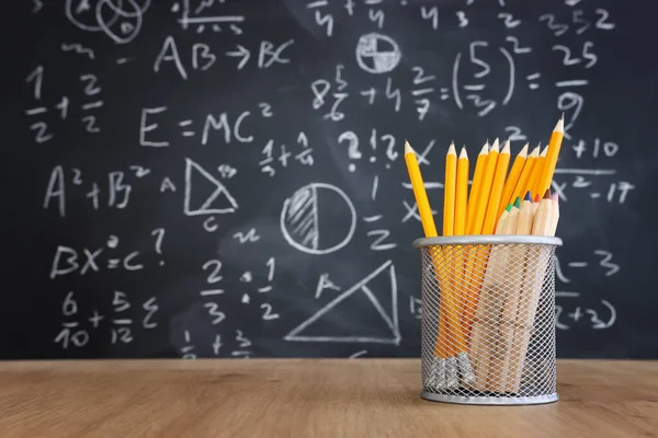 Potloden Voor Schoolbord Met Formules Onderwijsconcept — Stockfoto