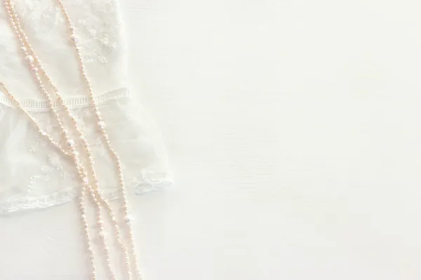 Tło Białe Koronki Delikatne Tkaniny Perły — Zdjęcie stockowe