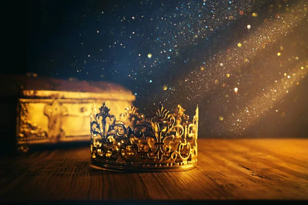 Laag Sleutelbeeld Van Mooie Koningin Koningskroon Gouden Schatkist Vintage Gefilterd — Stockfoto