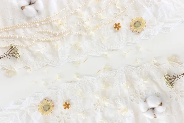 Pozadí Bílé Jemné Krajkové Tkaniny Suché Květiny Perly — Stock fotografie