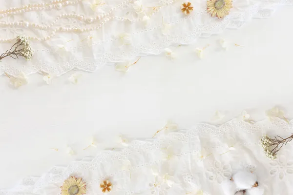 Pozadí Bílé Jemné Krajkové Tkaniny Suché Květiny Perly — Stock fotografie