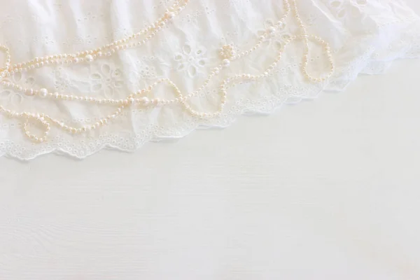 Pozadí Bílé Jemné Krajkové Tkaniny Perly — Stock fotografie