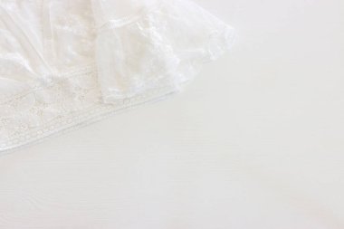 Beyaz, narin dantel elbiselerin arka planı