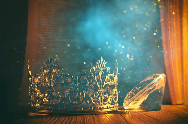 Низкий Ключевой Образ Прекрасной Королевы Короны Перед Старой Книгой Винтажный — стоковое фото