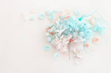 Sanatsal arkaplanda mavi ve pembe ortanca çiçeklerinin yaratıcı görüntüsü. Kopyalama alanı olan üst görünüm