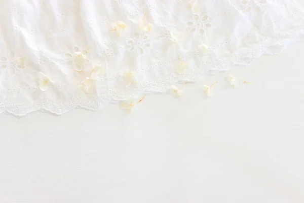 Háttér Fehér Hímzett Finom Csipke Szövet Száraz Virágok — Stock Fotó