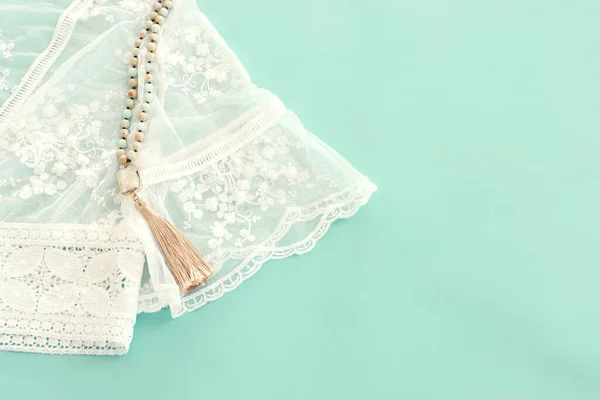 Background White Delicate Lace Fabric Dry Flowers Necklace — Stock Photo, Image