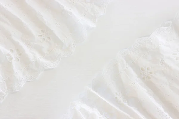 白い刺繍の繊細なレース生地の背景 — ストック写真