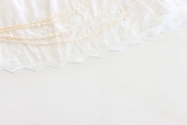 Hintergrund Aus Weißem Zarten Spitzenstoff Und Perlen — Stockfoto