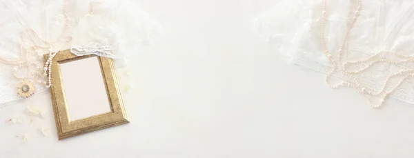 白い繊細なレース生地 ドライフラワー 真珠の背景 — ストック写真