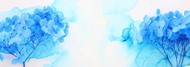 Sanatsal mürekkep arkaplanındaki mavi ortanca çiçeklerinin yaratıcı görüntüsü. Kopyalama alanı olan üst görünüm