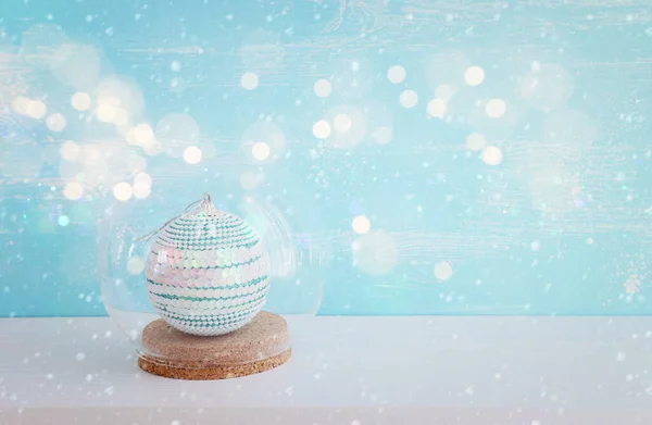 Afbeelding Van Kerstboom Decoratie Binnen Glazen Bal Witte Houten Tafel — Stockfoto