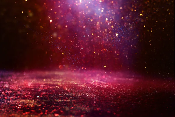 Soyut kırmızı, mor, altın ve siyah parıltılı ışıkların arkaplanı. Odaklanamadı
