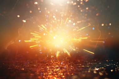 Soyut altın ve siyah parıltılı ışıkların arkaplanı. Odaklanamadı