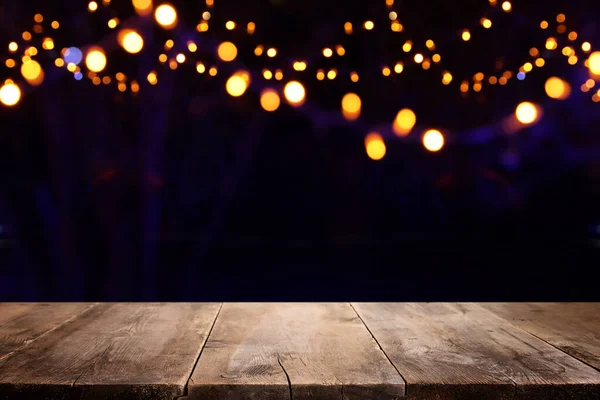 抽象的なぼやけたライトの前の木製のテーブルの背景画像 — ストック写真