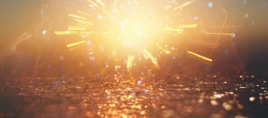 Soyut altın ve gümüş parıltılı ışıkların arkaplanı. Odaklanamadı